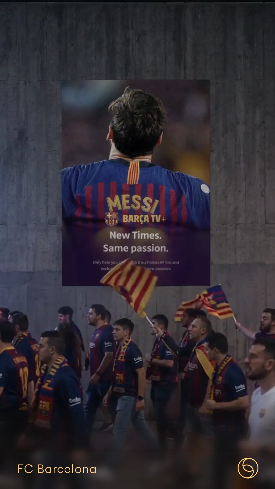 Barça TV+ · la afición pasa bajo el póster (vídeo)
